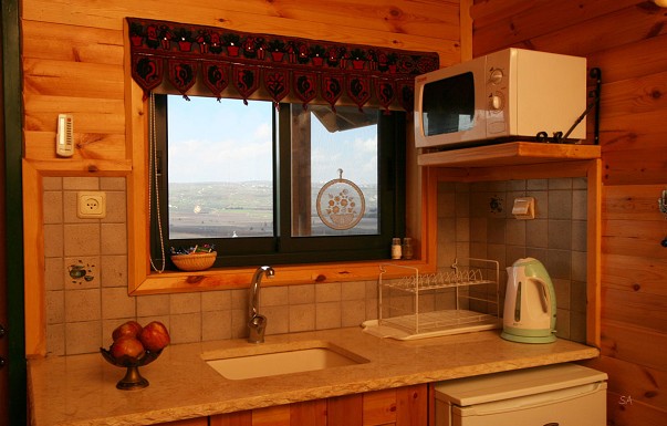 אביב בכרם - בקתות עץ - ������ �רמות נפתלי - ������ ����